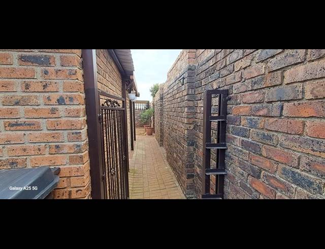 2 BEDROOM HOUSE FOR SALE IN NOORDHEUWEL